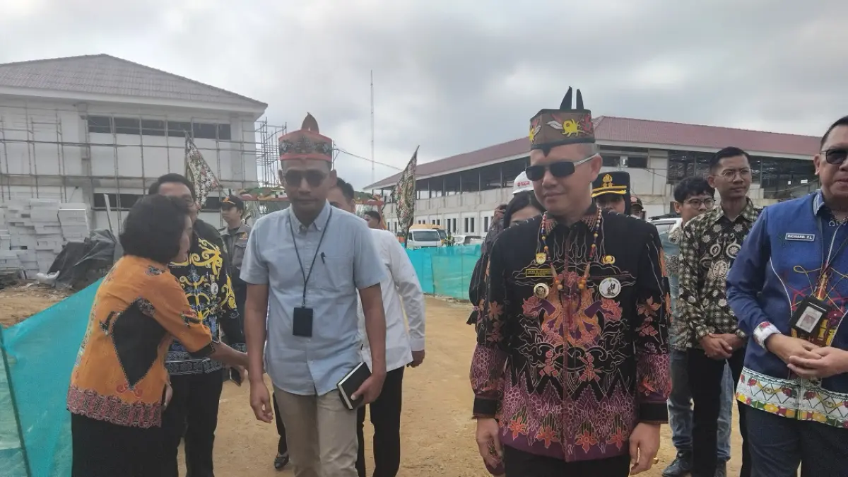 Bupati Gumas Jaya Samaya Monong bersama Tenaga Ahli Menteri Sosial pada Bidang Pengendalian dan Pengawasan Program Ahmad Rifai, ketika membuka open house MPLS, di Aula Serbaguna Sekolah Rakyat Permanen, Desa Tumbang Tambirah, Kecamatan Kurun, Jumat (31/7). (ARHAM SAID/RADAR SAMPIT) 
