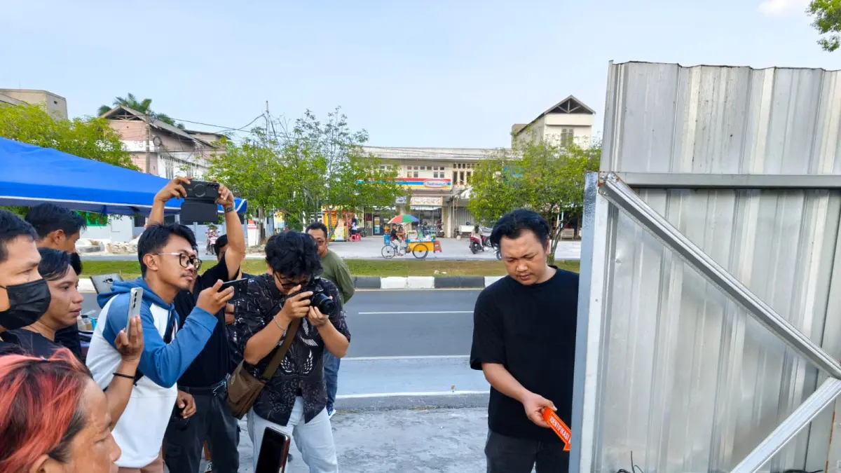 CEK TKP : Penanganan laporan dugaan tindak pidana terkait sengketa lahan dan bangunan eks Kantor DPD PDI Perjuangan Kalimantan Tengah terus bergulir. Jumat (31/7), penyidik Subdit Jatanras bersama Tim Inafis Ditreskrimum Polda Kalteng turun langsung ke lokasi untuk melakukan pengecekan sebagai bagian dari proses penyelidikan. (Dodi/Radar Sampit)