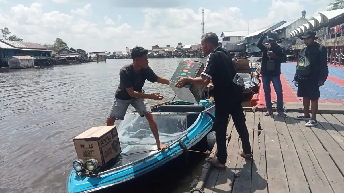 Aktivitas angkutan penumpang speed boat di pelabuhan Sukamara masih berjalan meski debit air mulai surut.
