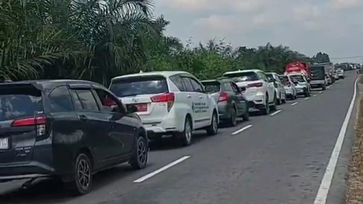 Antrean kendaraan roda empat di kilometer 7 Jalan Ahmad Shaleh, ruas Pangkalan Bun menuju Kotawaringin Lama, Sabtu 1 Agustus 2026. (Sulistyo/Radar Sampit)