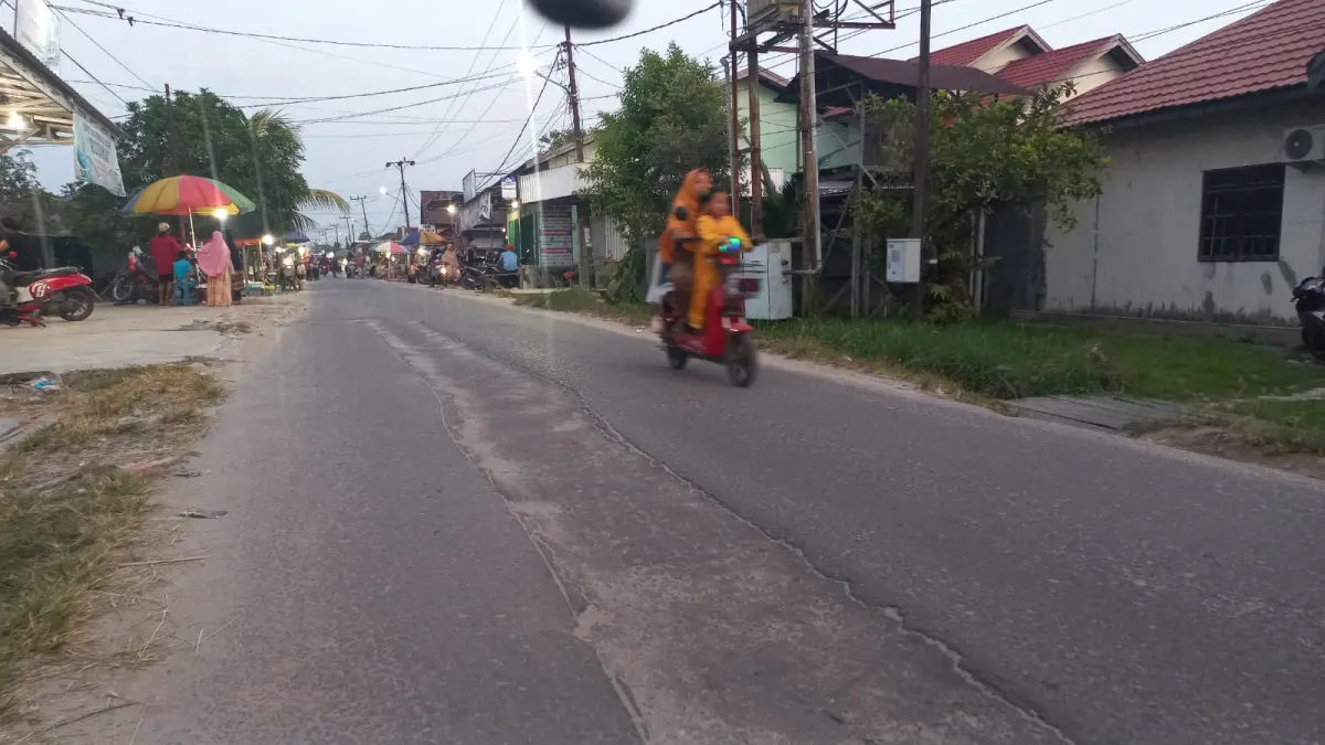 Bekas galian pemasangan pipa di salah satu ruas jalan Kota Sampit, Rabu (29/7). (YUNI/RADAR SAMPIT)&nbsp;