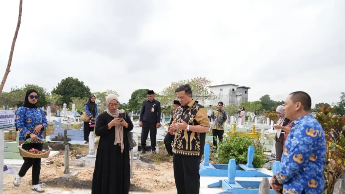 Bupati Lamandau Rizky Aditya Putra saat melaksanakan ziarah ke beberapa makam pahlawan, bersama unsur Forkopimda Kabupaten Lamandau, Jum