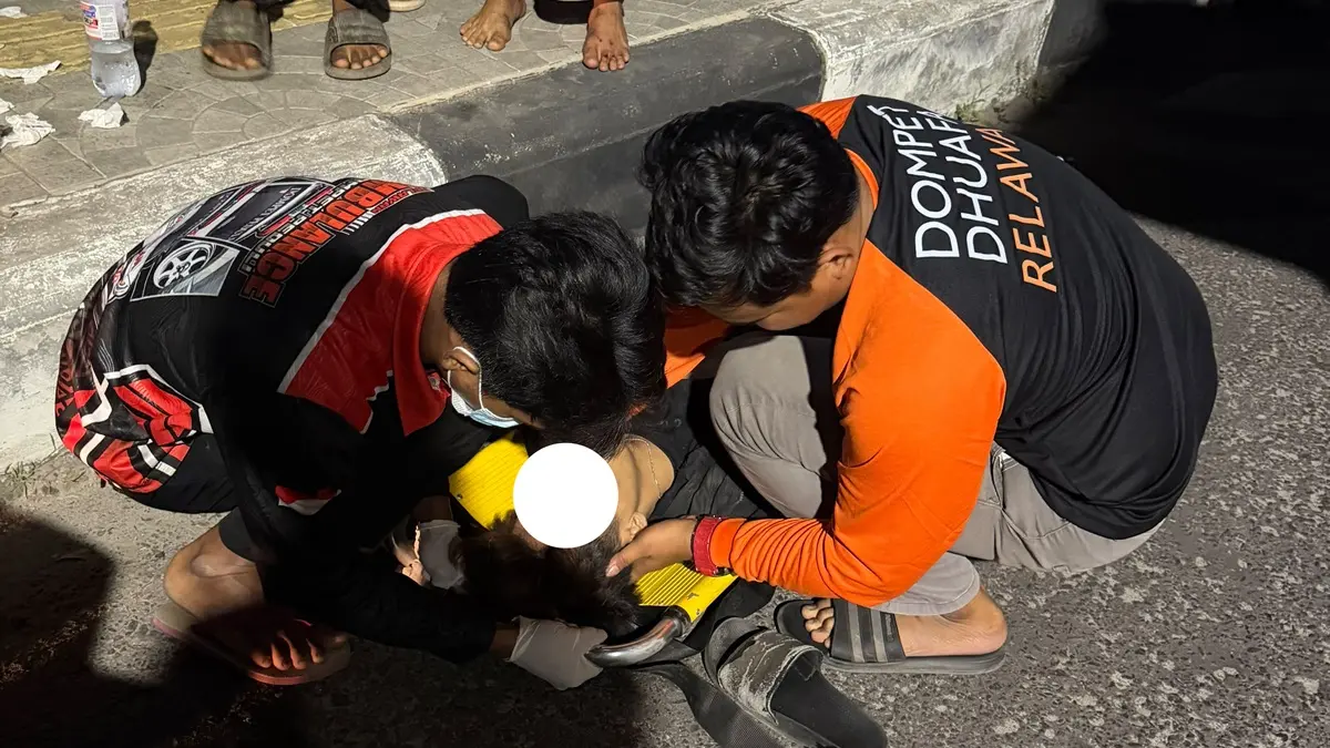 EVAKUASI: Seorang pengedara motor saat dilarikan ke rumah sakit sebelum akhirnya meninggal dunia, Sabtu (1/8) dini hari (Warga/Radar Sampit)