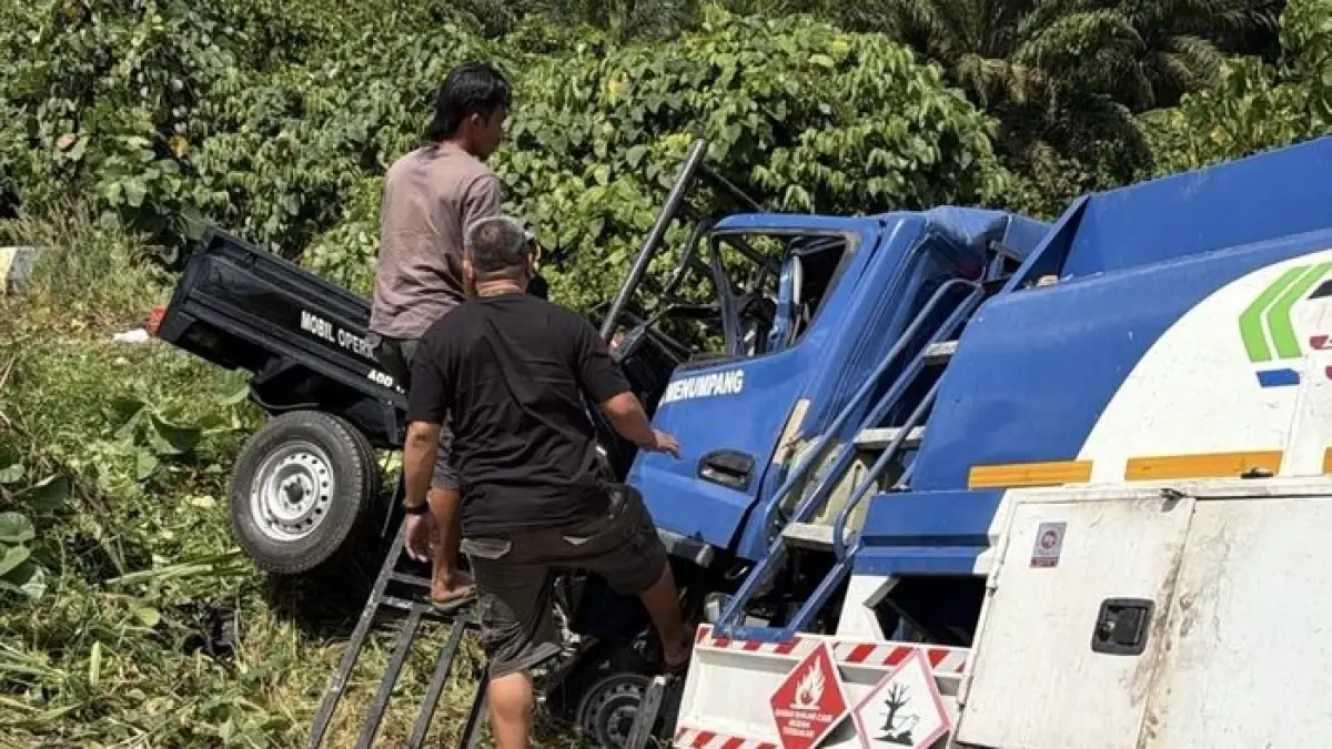 Kecelakaan rombongan mahasiswa KKN yang menggunakan pikap dengan truk tangki pengangkut BBM di Jalan Bypass menuju Batulicin, Kabupaten Tanah Bumbu, Kalsel, Sabtu (1/8) sekitar pukul 12.00 Wita  (Istimewa)

