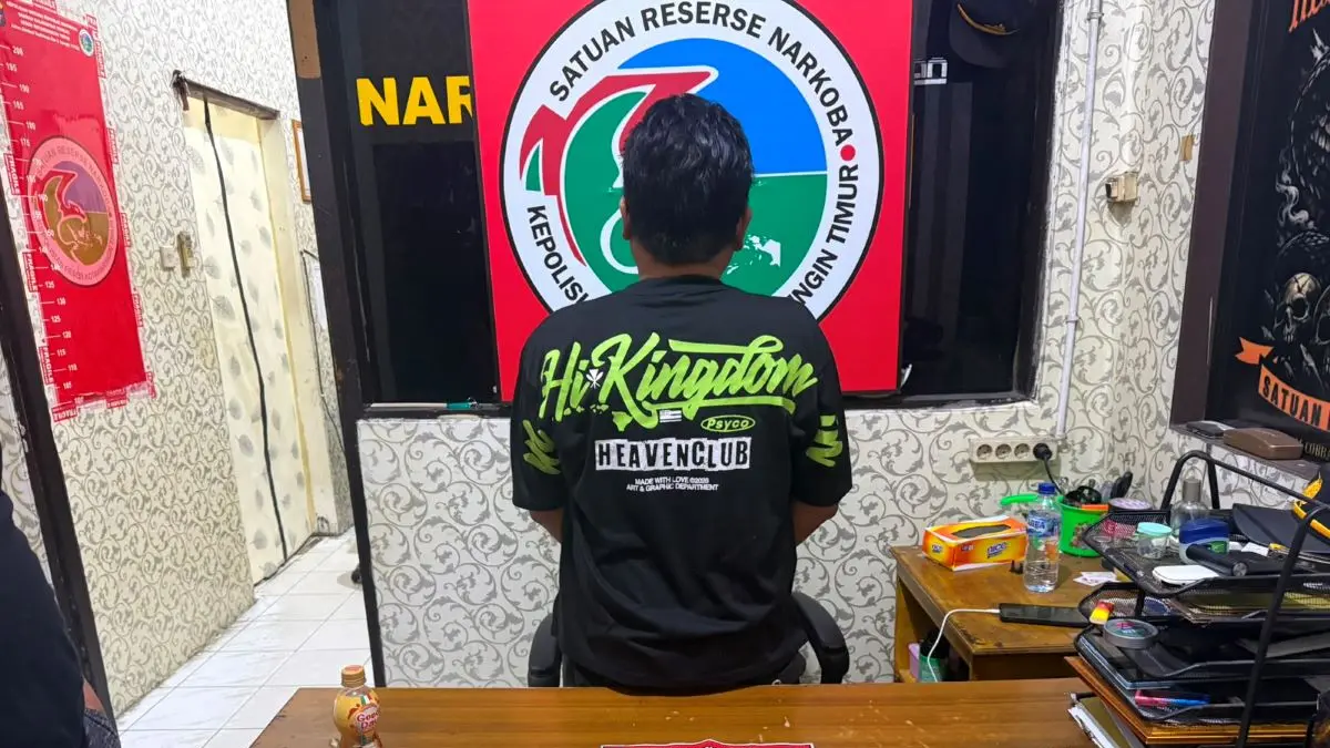 NARKOBA: Pelaku AS (44) diamankan bersama barang bukti di kantor polisi. FOTO: POLRES KOTIM/RADAR SAMPIT