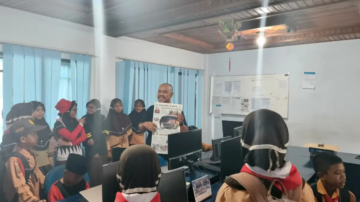 Pelajar Sekolah Dasar Islam (SDI) Baiturrahim Sampit saat mendengarkan penjelasan dari Dewan Redaksi Radar Sampit, perihal tata kerja media massa saat kunjungan ke Kantor Surat Kabar Harian Radar Sampit, Sabtu pagi (1/8/2026). (Radar Sampit)