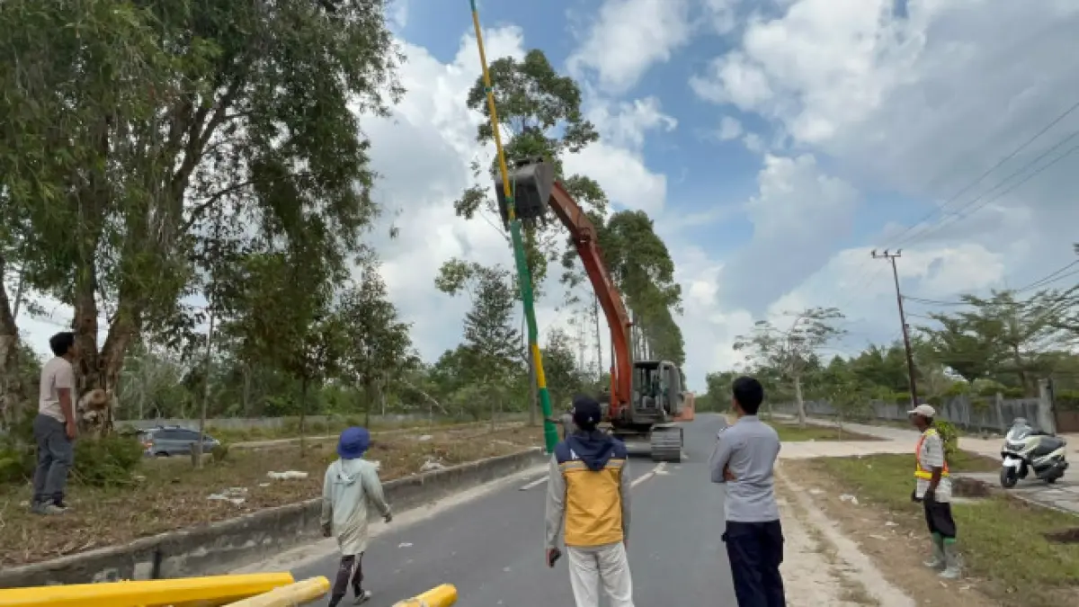 Pemasangan tiang PJU di Jalan Samari, Kelurahan Madurejo, Kecamatan Arsel, Kabupaten Kotawaringin Barat, belum lama ini.