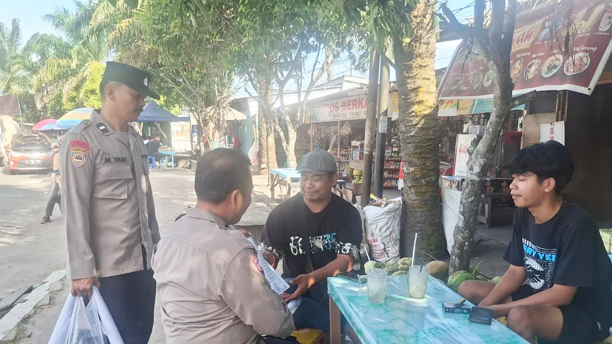 SAMBANG WARGA : Personel Polres Kotim mengingatkan warga tentang bahaya membakar lahan, Jumat (31/7/2026). FOTO: POLRES KOTIM/RADAR SAMPIT