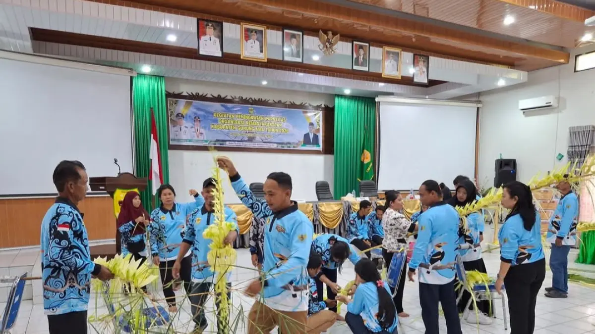 Sejumlah ormas mengikuti pelatihan kerajinan anyaman janur dalam rangka peningkatan kapasitas, belum lama ini. (KESBANGPOL GUNUNG MAS)&nbsp;