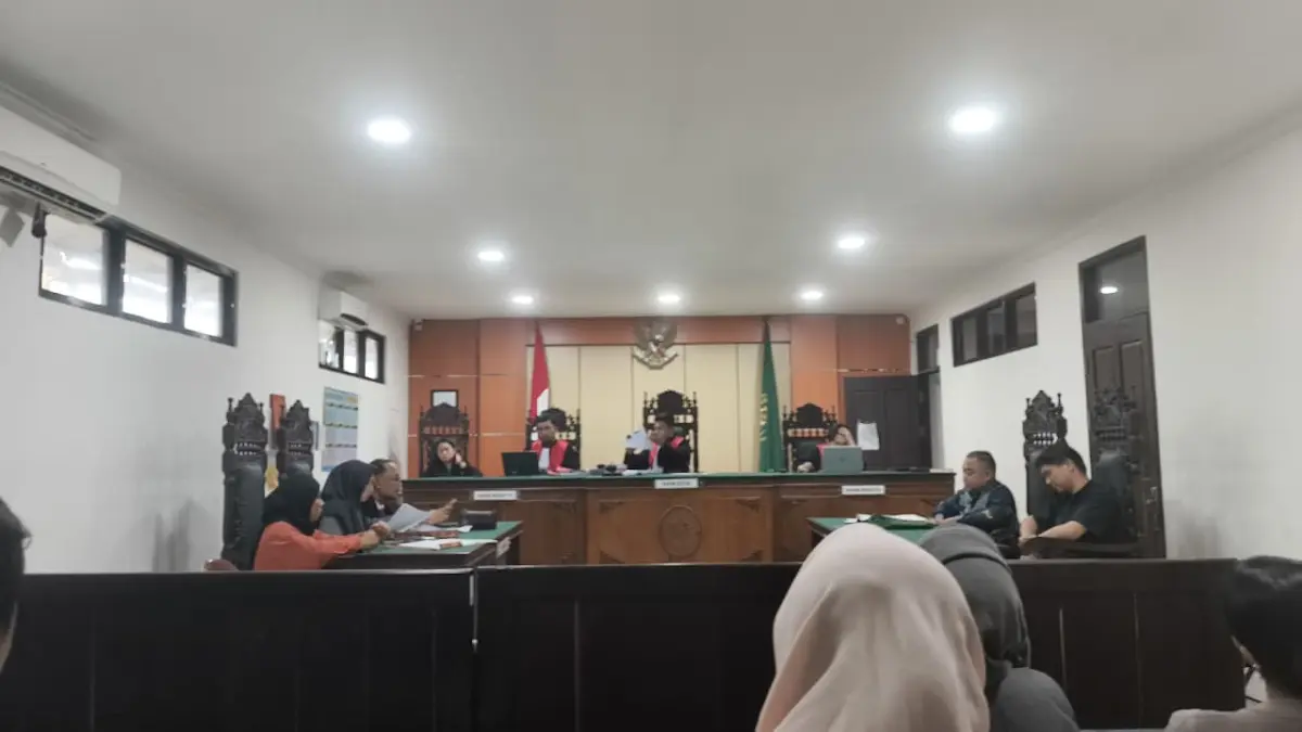 SIDANG : Persidangan gugatan perdata PMH di PN Sampit, para Penggugat menghadirkan saksi yang merupakan juga menjadi korban janji manis Tergugat I. (RADO/RADAR SAMPIT)