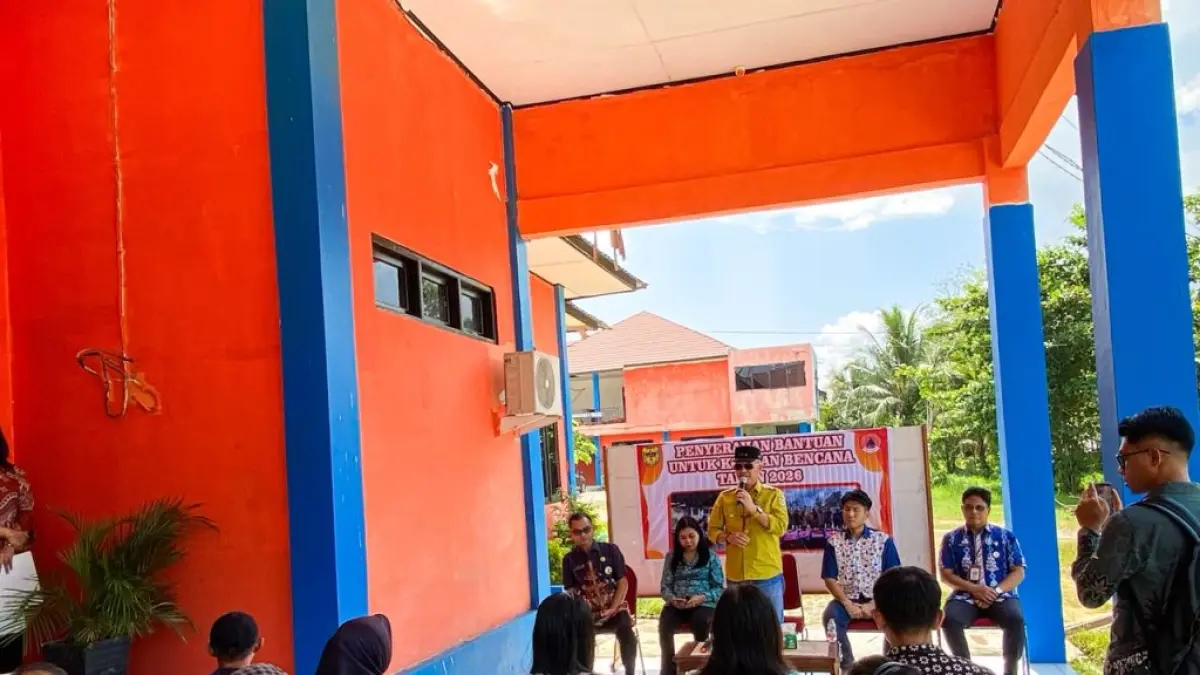 Suasana penyerahan bantuan uang tunai kepada sejumlah KK korban kebakaran rumah, di halaman kantor BPBD setempat, Kamis (30/7). (BPBD GUNUNG MAS)