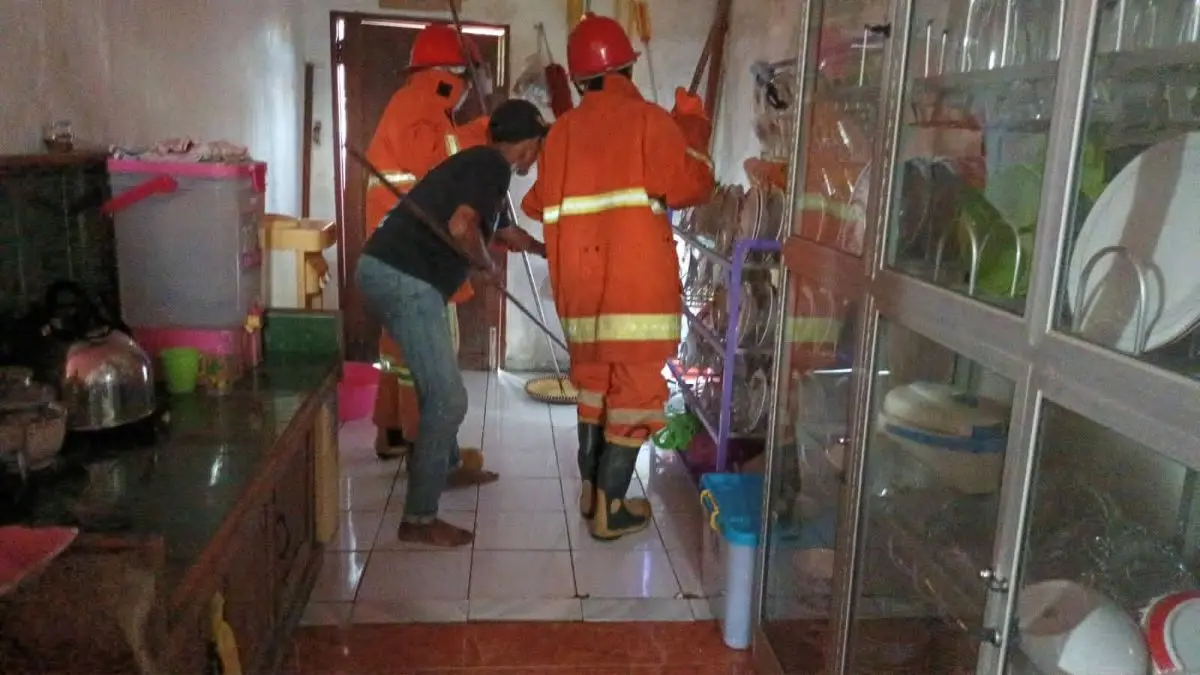Tim Rescue Regu I Dinas Pemadam Kebakaran dan Penyelamatan (Disdamkarmat) Kota Palangka Raya mengevakuasi seekor ular di rumah warga