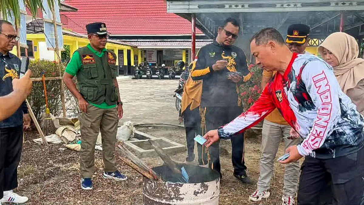 Dinas Kependudukan dan Pencatatan Sipil (Disdukcapil) Kabupaten Seruyan memusnahkan 421 keping blanko Kartu Tanda Penduduk elektronik (KTP-el) yang rusak, gagal cetak, dan berstatus invalid sebagai upaya mencegah penyalahgunaan identitas serta menjaga tertib administrasi kependudukan.