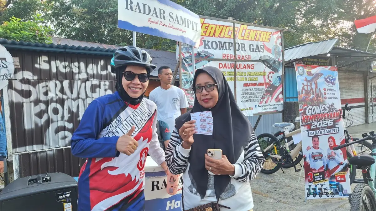 ANTUSIAS: Warga saat mendaftarkan diri mengikuti Gowes Kemerdekaan 2026, Minggu (2/8).(tim radarsampit)