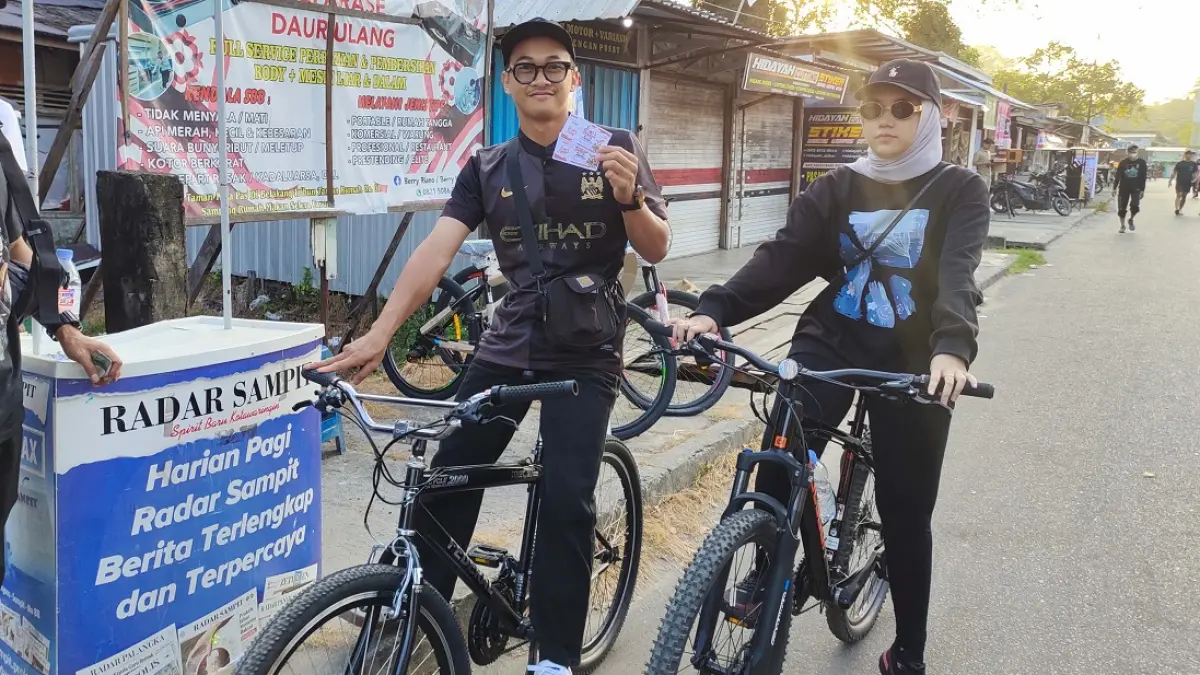 ANTUSIAS: Warga saat mendaftarkan diri mengikuti Gowes Kemerdekaan 2026, Minggu (2/8).(tim radarsampit)