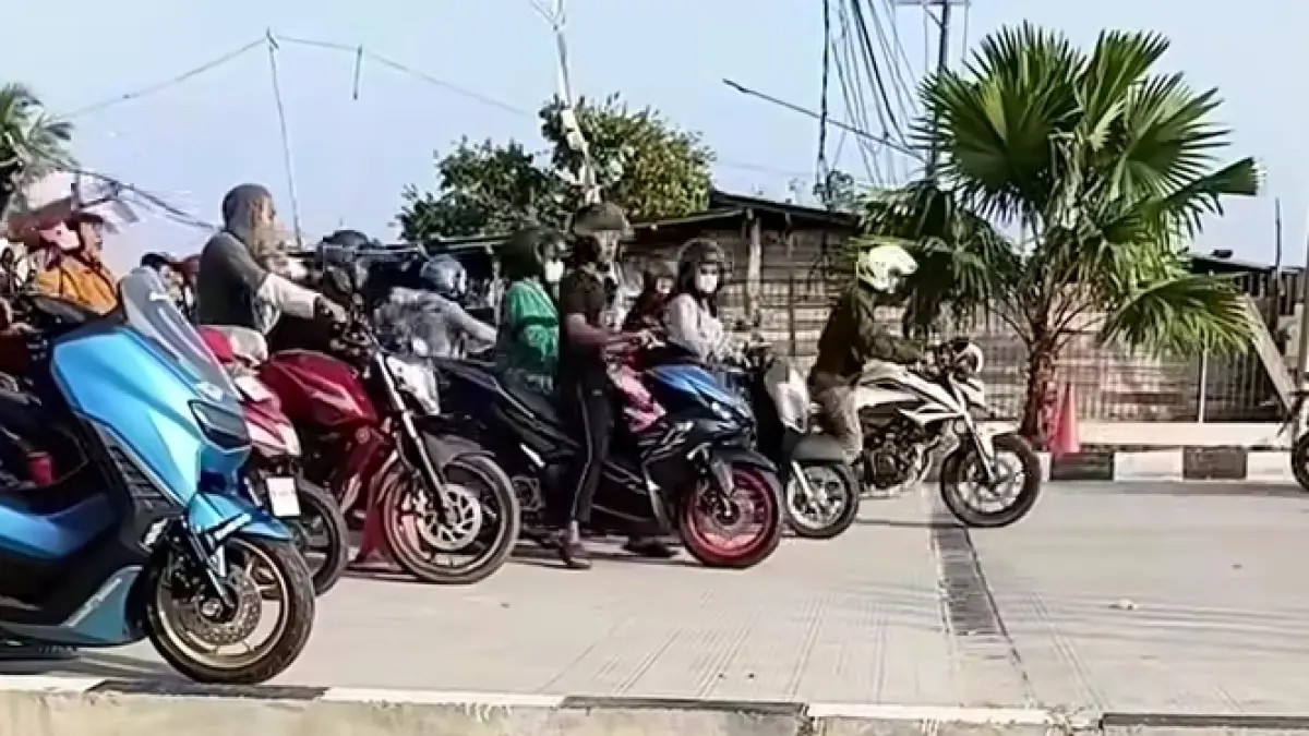 Barisan pengendara motor bersiap masuk areal SPBU Bundaran Tudung Saji, Kelurahan Baru, Kecamatan Arut Selatan, Kabupaten Kobar, belum lama ini.(istimewa/netizen)