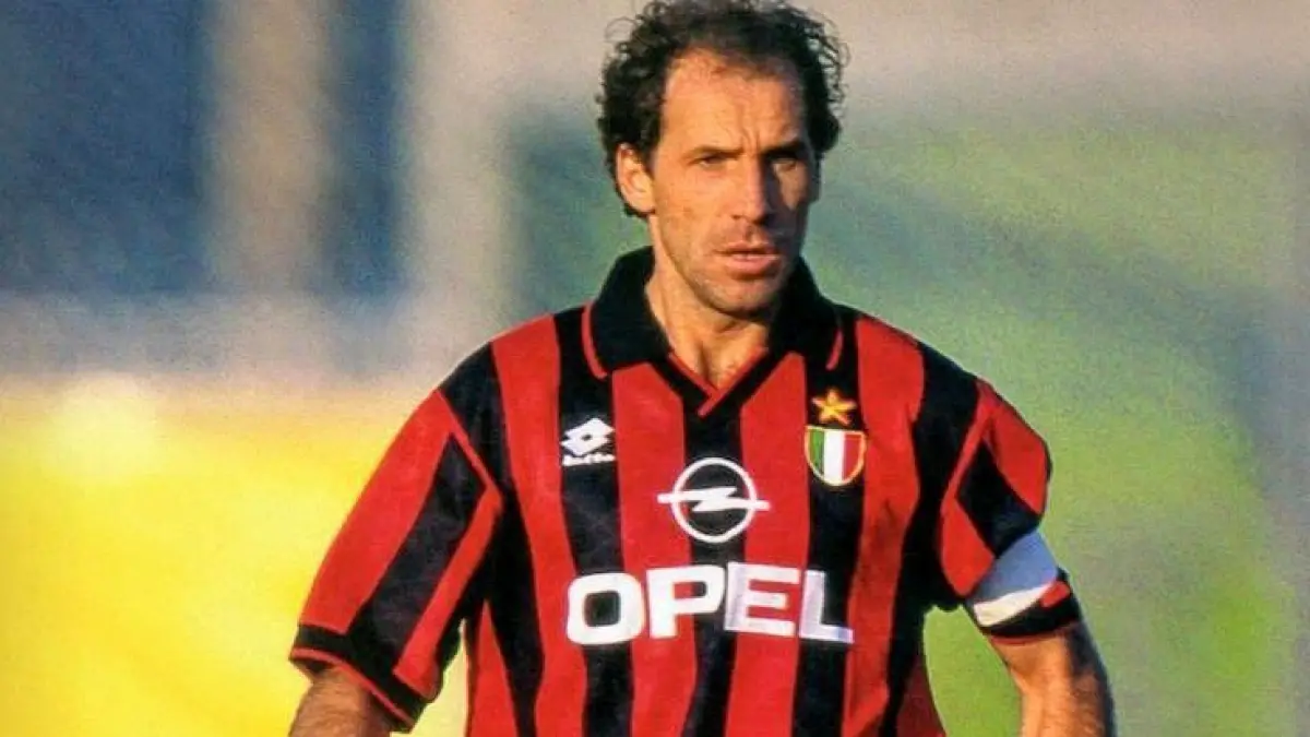 Franco Baresi semasa membela AC Milan (net)