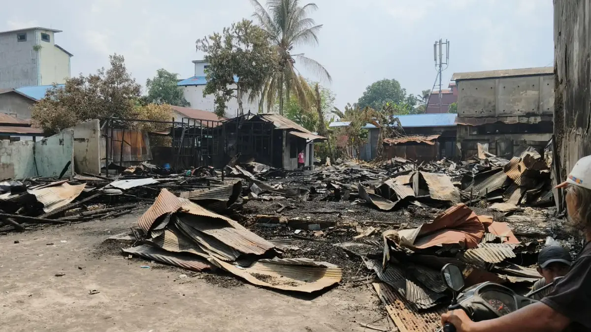HANGUS: Sisa-sisa kebakaran kawasan padat penduduk di kawasan Pasar Besar di RT 02/RW 16, Gang Kalimantan Palangka Raya, Minggu (2/8).(dodi/radarsampit)