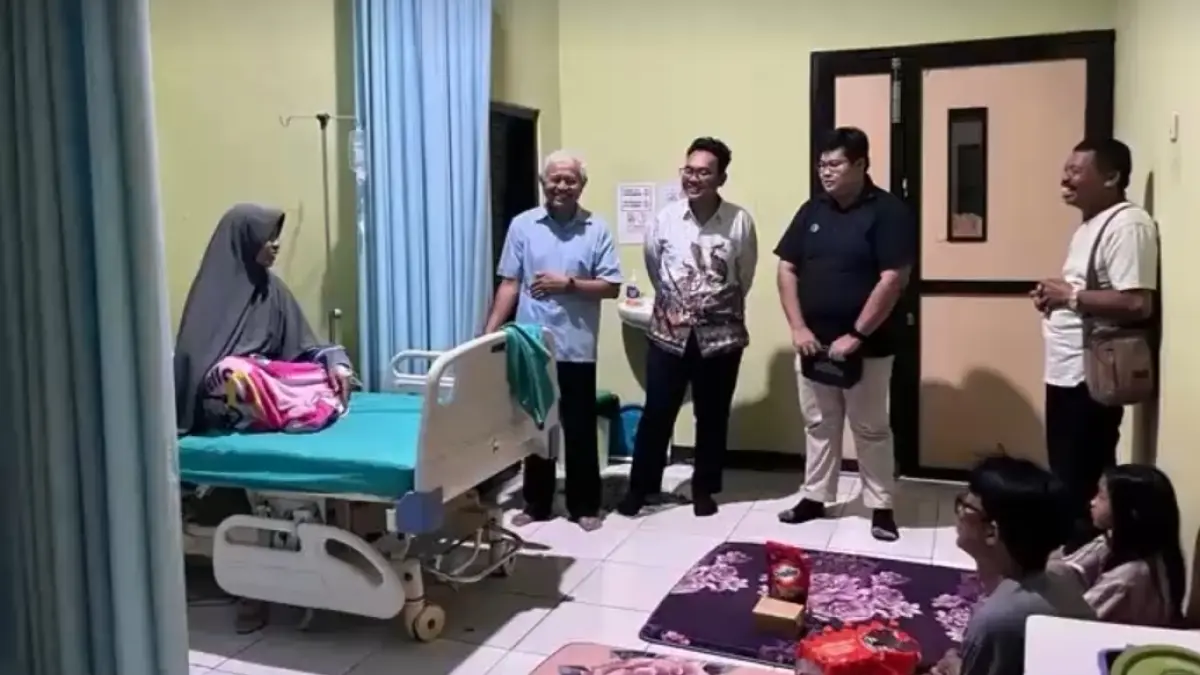 Kepala SPPG Seruyan Hilir Kuala Pembuang 1, Yanuar, bersama mitra pelaksana dan pihak yayasan mengunjungi para pasien di RSUD Kuala Pembuang.