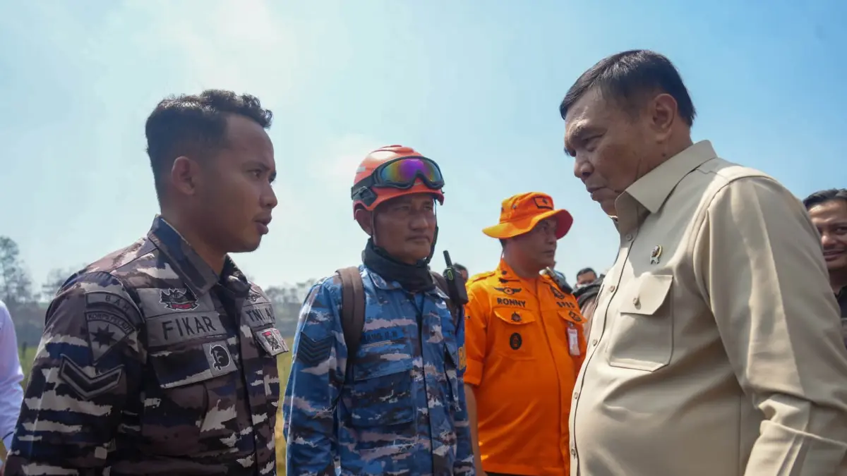 Menteri Koordinator Bidang Politik dan Keamanan (Menko Polkam) Jenderal TNI (Purn.) Djamari Chaniago usai meninjau penanganan karhutla di Posko Pengayuan, Banjarbaru, Kalimantan Selatan, Sabtu (1/8/2026). (Humas Kemenko Polkam)&nbsp;