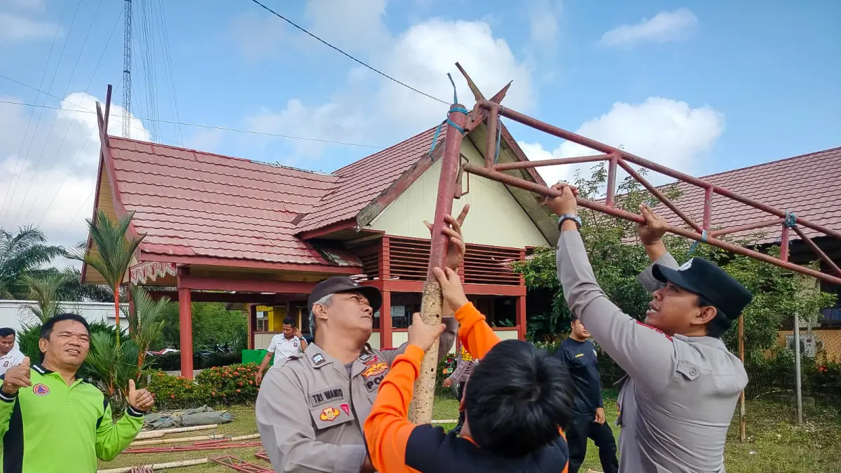 Pendirian pos siaga karhutla di halaman kantor Kecamatan Seruyan Hulu, baru-baru tadi. (rifani/radarsampit)