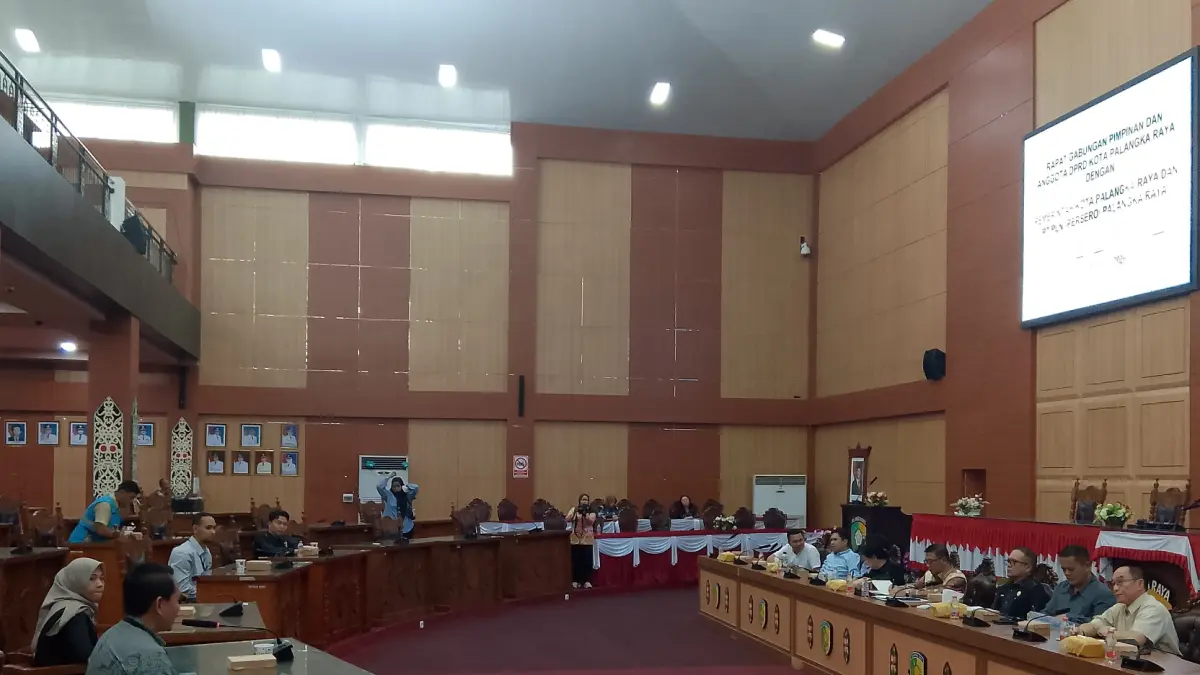 Pimpinan dan anggota DPRD Palangka Raya, saat melaksanakan RDP bersama PLN terkait pemadaman listrik, baru-baru tadi.(dok.yusho/radarsampit)