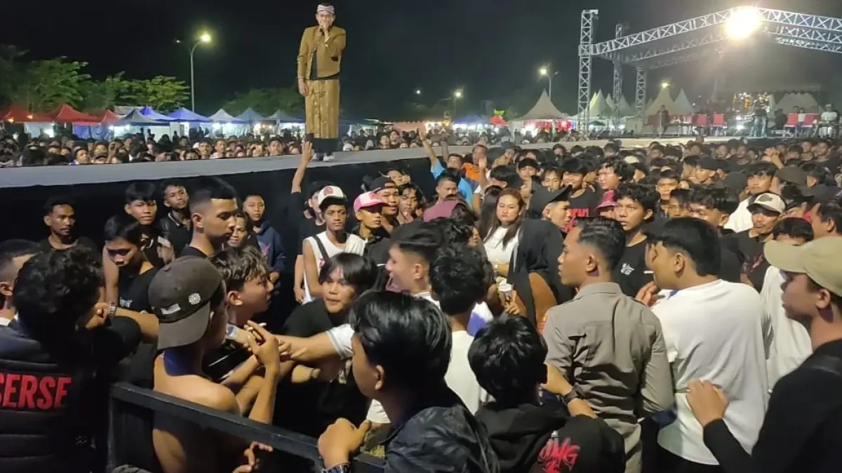 RICUH: Saat berlangsungnya perkelahian di depan panggung, pesta rakyat digelar di Alun-Alun Kota Nanga Bulik, Kabupaten Lamandau, Sabtu malam (1/8). (BIB/RADAR SAMPIT)