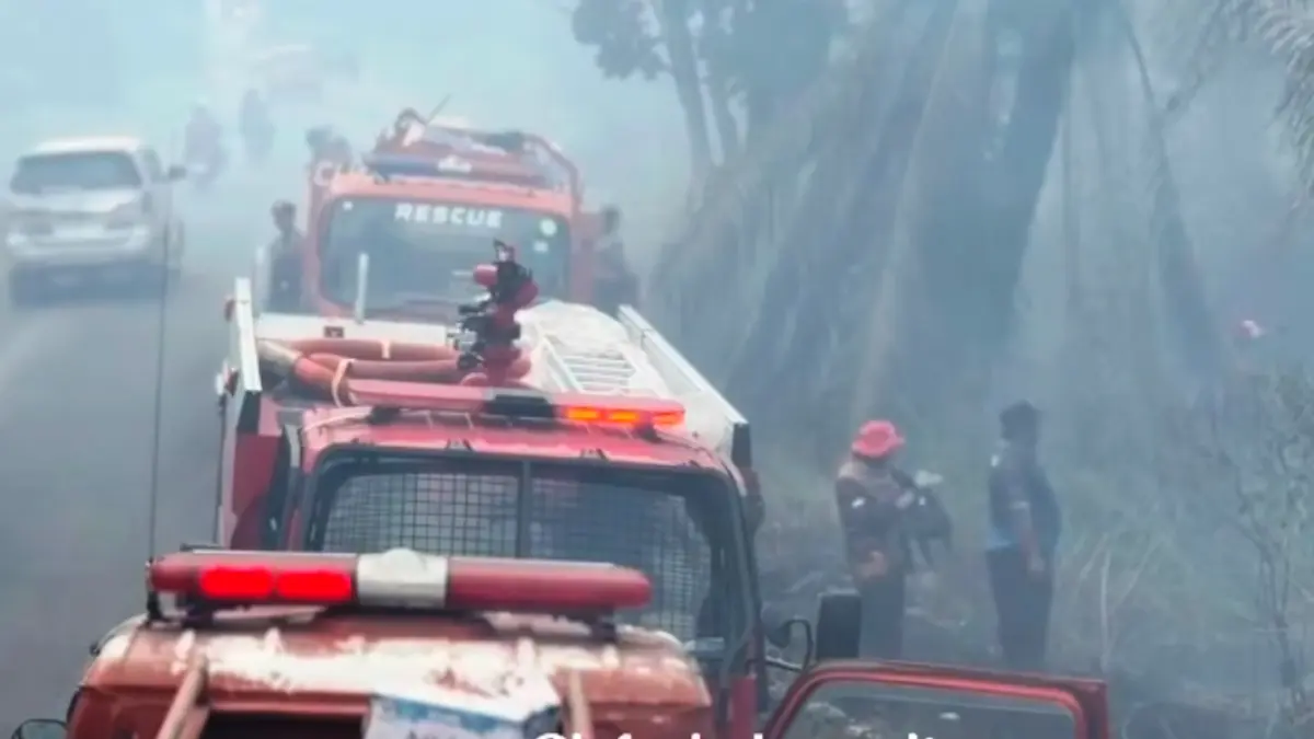 tim gabungan saat menangani karhutla yang berdekatan dengan badan jalan di Kabupaten Kotawaringin Timur (Kotim), baru-baru tadi. (istimewa)