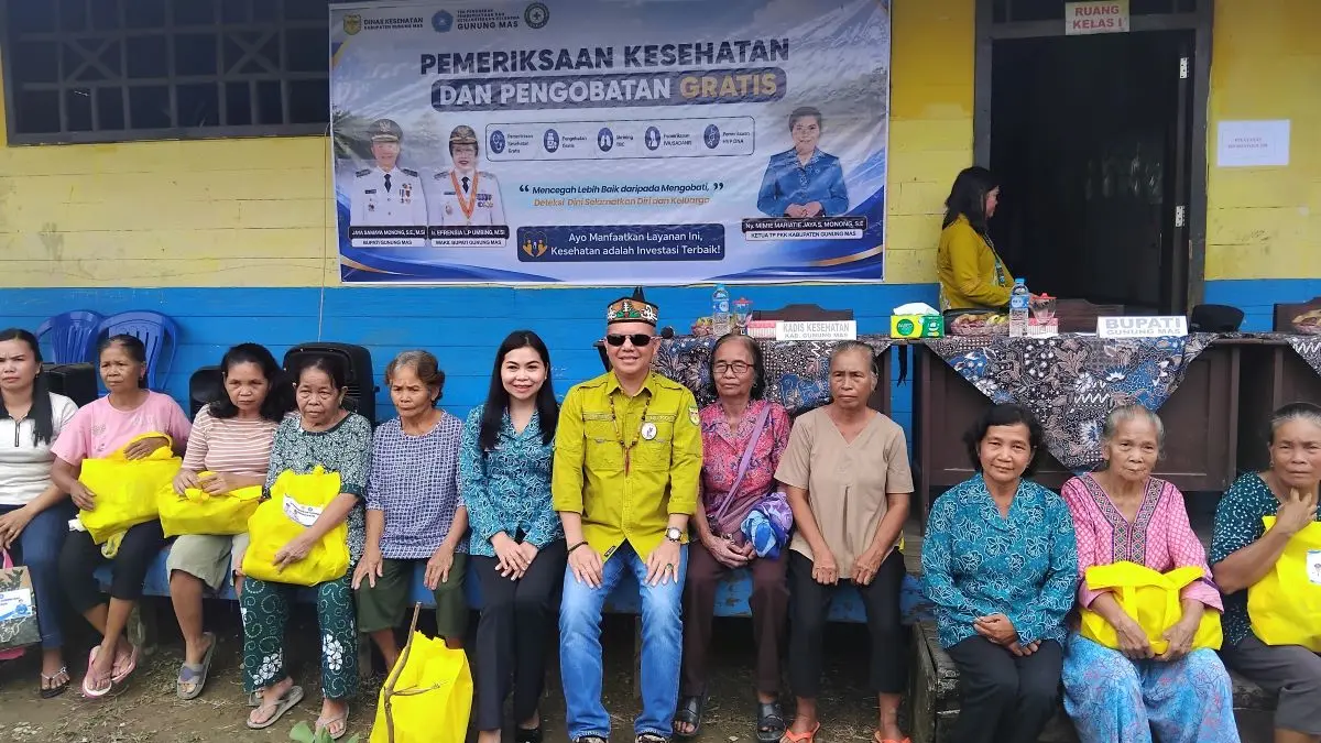 BERSAMA : Bupati Gumas Jaya Samaya Monong didampingi Ketua TP-PKK Mimie Mariatie Jaya Samaya Monong berfoto bersama dengan para Lansia  saat pelaksanaan pelayanan kesehatan gratis di Desa Tumbang Tambirah, Kecamatan Kurun, pekan lalu. FOTO : ARHAM SAID/RADAR SAMPIT