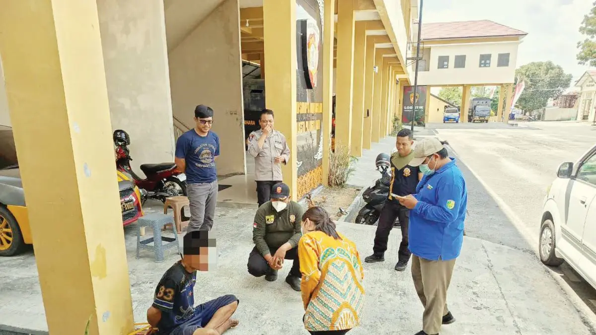 DIAMANKAN : Respons cepat ditunjukkan personel Polresta Palangka Raya setelah menerima laporan masyarakat melalui Call Center 110 terkait ODGJ membawa senjata tajam (sajam) dan meresahkan warga di Jalan Tjilik Riwut, Sabtu (1/8/2026). FOTO: IST/RADAR SAMPIT
