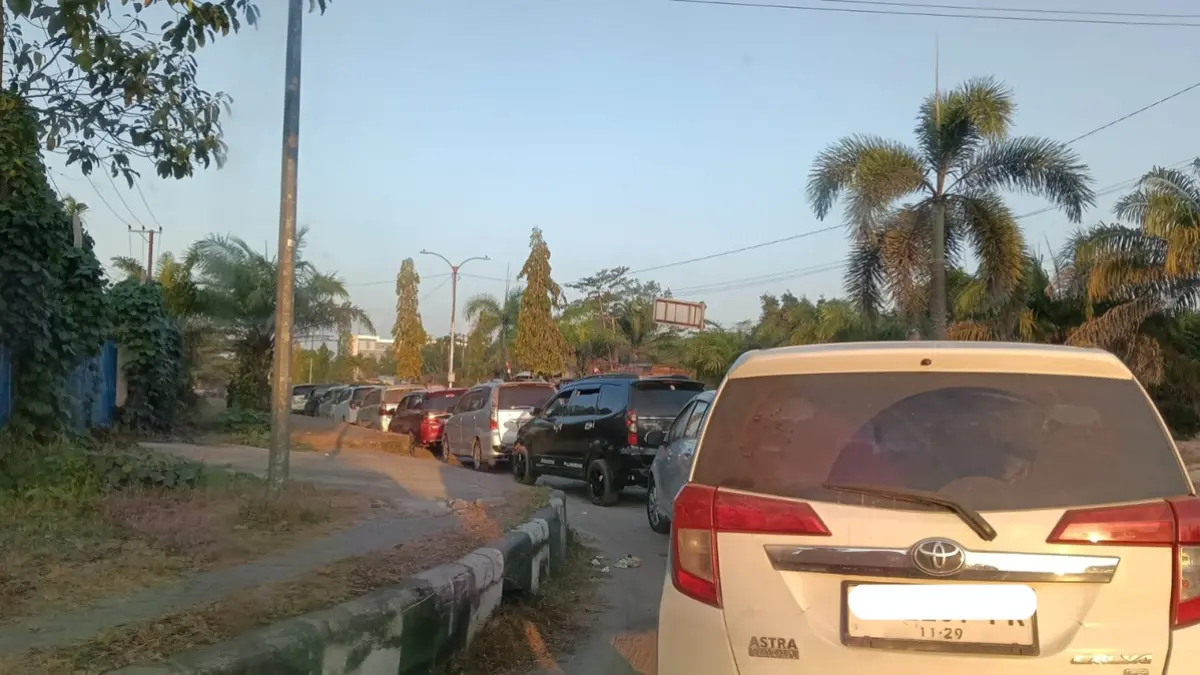 ANTRE: Antrean kendaraan di SPBU Jalan Sudirman km 3, Senin (3/8/2026). (yuni/radar sampit)