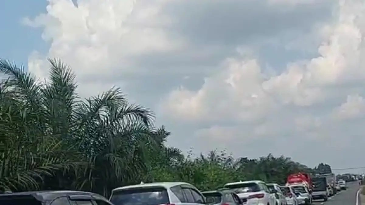  Antrean kendaraan roda empat di Kilometer 7 Jalan Ahmad Shaleh, ruas Pangkalan Bun–Kotawaringin Lama, Sabtu (1/8).