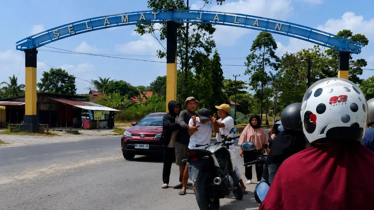 ANTREAN SPBU : Pengantre BBM bersubsidi di SPBU Sungai Tendang, Kecamatan Kumai, Kabupaten Kotawaringin Barat nyaris baku hantam, Sabtu (1/8/2026). FOTO: IST/RADAR SAMPIT 