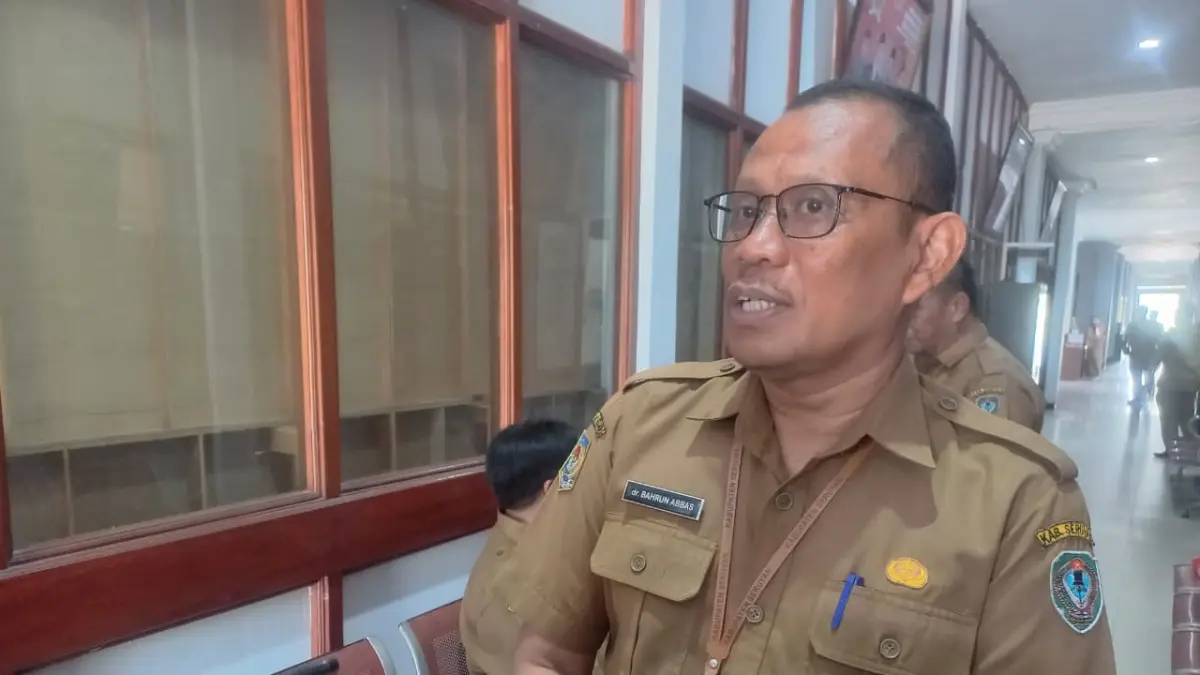BERI KETERANGAN: Plh Sekretaris Daerah Kabupaten Seruyan, Bahrun Abbas memberikan keterangan kepada awak media, Senin (3/8) (RIFANI/RADAR SAMPIT)