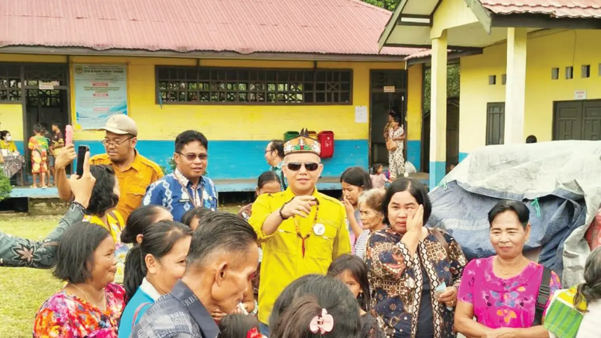 BERSAMA : Bupati Gumas Jaya Samaya Monong ketika bersama masyarakat dalam suatu kegiatan di Desa Tumbang Tambirah, Kecamatan Kurun, pekan lalu. FOTO : DISKOMINFO SANTIK GUMAS/RADAR SAMPIT