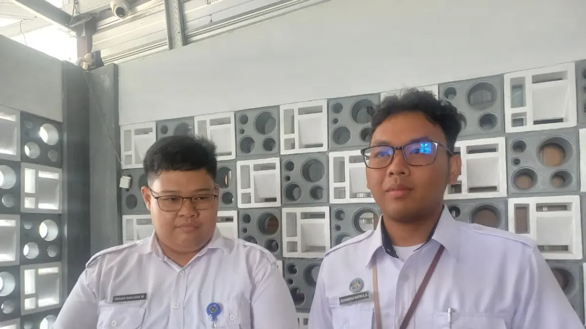 BGN MINTA MAAF: Korwil MBG Seruyan, Raffin Dwi (Kanan) didampingi Ketua SPPG Seruyan Hilir Kuala Pembuang 1, Yanuar (Kiri). (Rifani/Radar Sampit)