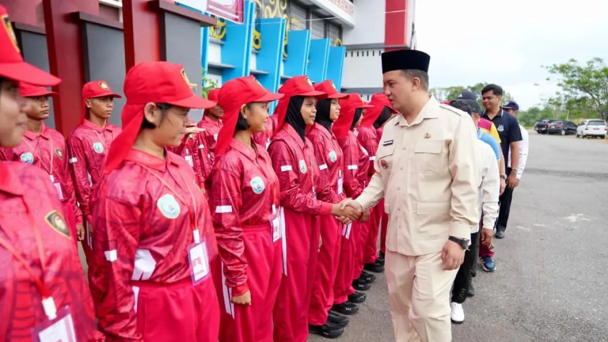 Bupati Lamandau Rizky Aditya Putra membuka kegiatan Pemusatan Pendidikan dan Pelatihan (Diklat) Pasukan Pengibar Bendera Pusaka (Paskibraka) di Stadion Hinang Golloa, Sabtu (1/8/2026). &nbsp;(FOTO: BIB)&nbsp;