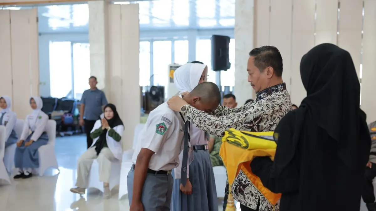 Bupati Sukamara Masduki menyematkan tanda peserta diklat Calon Paskibraka Sukamara 2026. (FAUZIANNUR/RADAR SAMPIT)&nbsp;