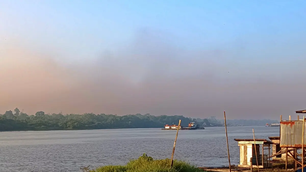Dari kejauhan tampak asap akibat kebakaran hutan dan lahan berada di atas langit Kecamatan Seranau, Kabupaten Kotawaringin Timur, Senin (3/8/2026). (Usay Nor Rahmad/Radar Sampit)&nbsp;