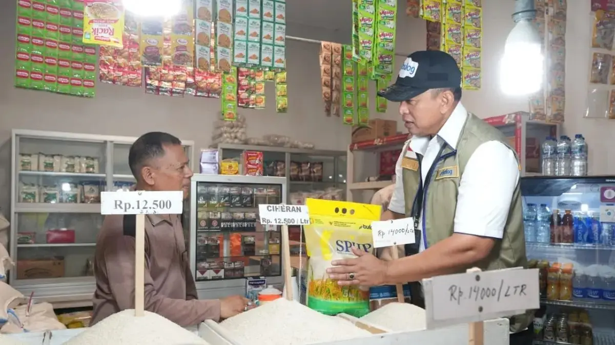 EDUKASI MASYARAKAT: Dirut BULOG Ahmad Rizal Ramdhani tinjau pasar dan edukasi pedagang terkait standar mutu beras.