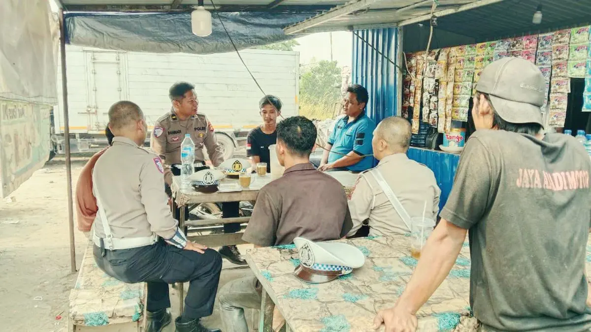 EDUKASi : Satuan Lalu Lintas (Satlantas) Polresta Palangka Raya terus mengintensifkan upaya pencegahan kecelakaan lalu lintas melalui kegiatan pendidikan masyarakat lalu lintas (dikmas lantas). FOTO: DODI/RADAR SAMPIT