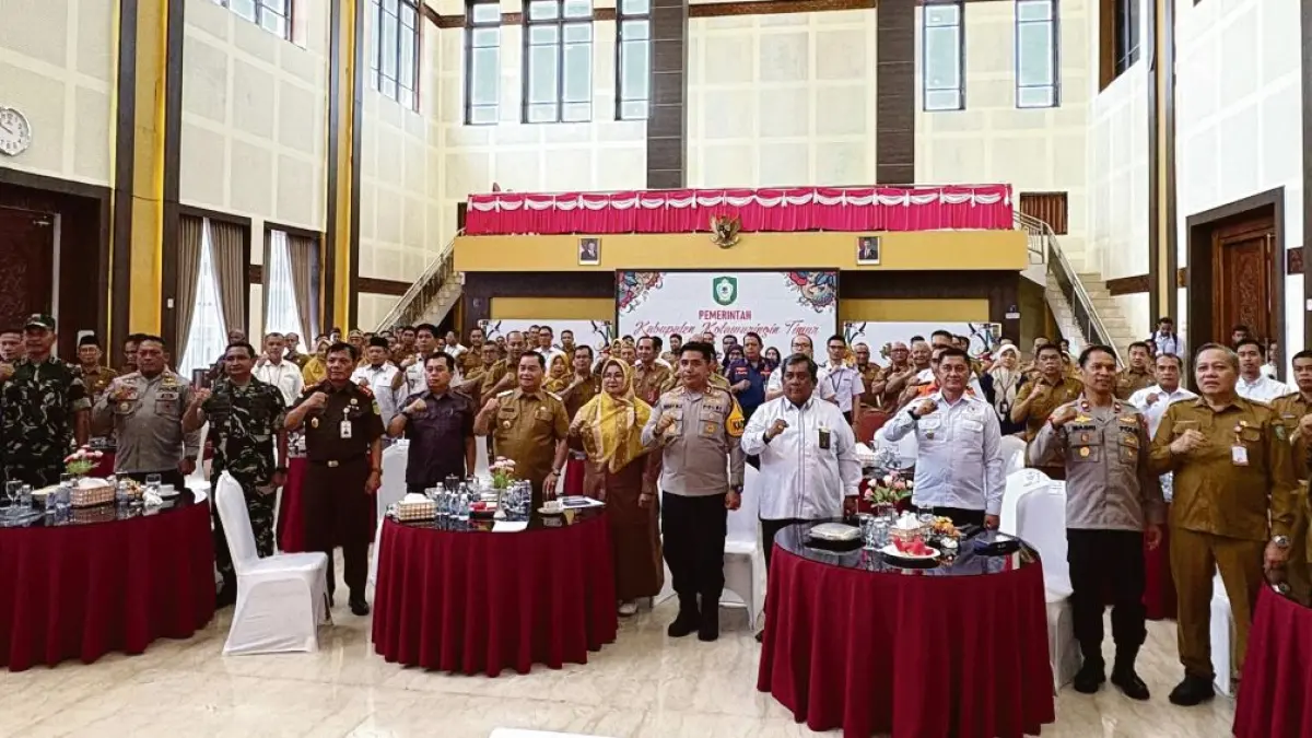 FOTO BERSAMA: Coffee Morning bersama Bupati Kotim, Forkopimda, Kepala OPD, Instansi Vertikal, Satker dan Perbankan di aula Rujab Bupati Kotim, Senin (3/8). YUNI/RADAR SAMPIT 