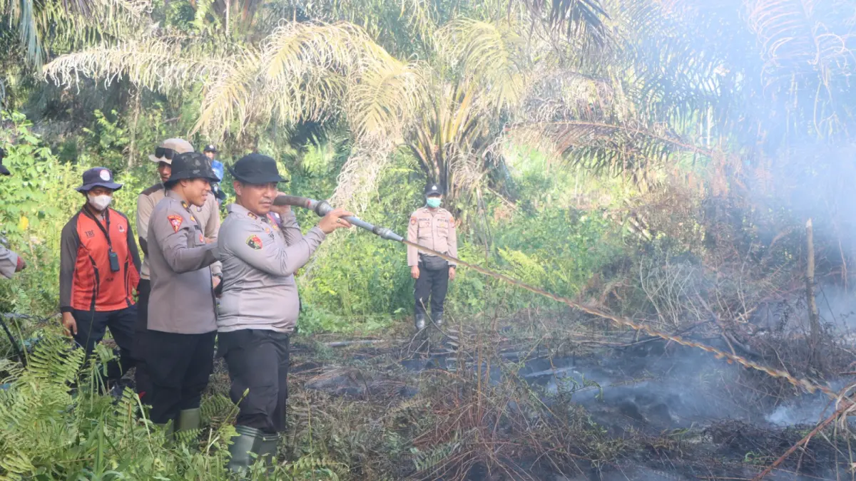 Kapolres Kotim AKBP Resky Maulana Zulkarnain bersama tim gabungan turun langsung memadamkan kebakaran hutan dan lahan (karhutla) di Desa Eka Bahurui, Kecamatan Mentawa Baru Ketapang, belum lama ini.  (Dok: Polres Kotim)