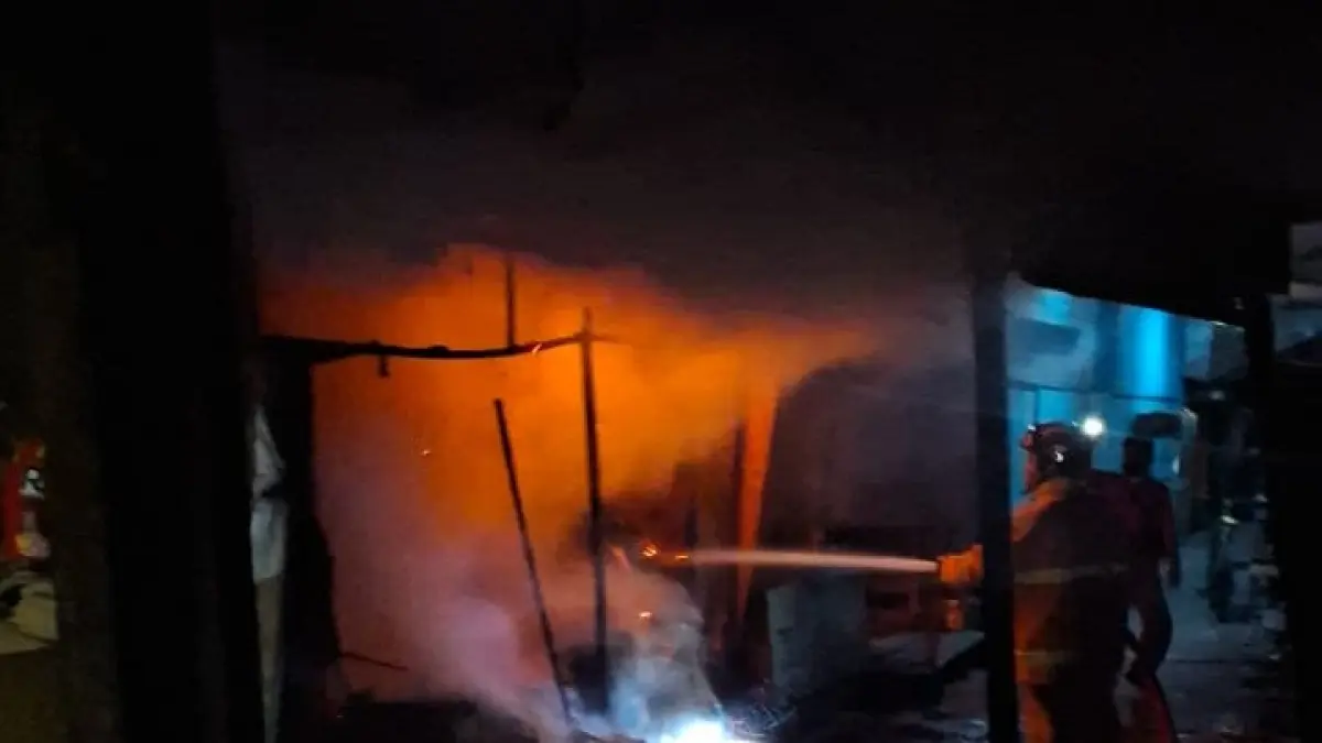Kebakaran kembali terjadi di kawasan Belauran, Jalan Rahadi Usman, Kecamatan Mentawa Baru Ketapang, Kabupaten Kotawaringin Timur (Kotim), Minggu (2/8/2026) malam.
