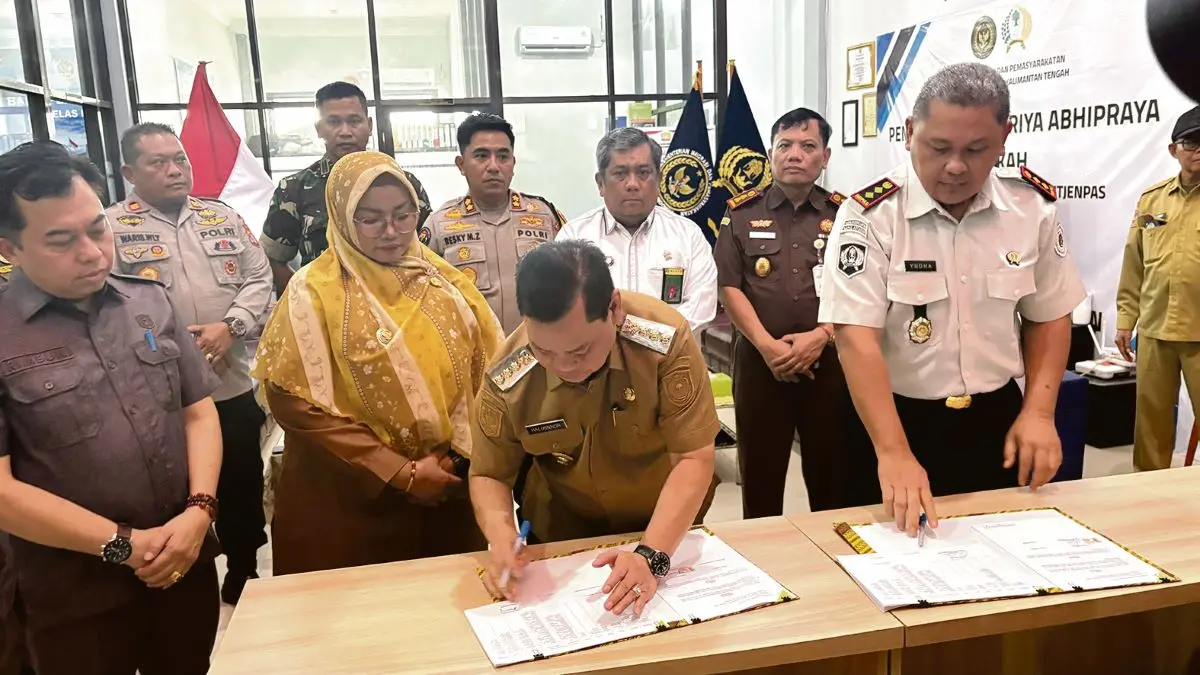 KERJASAMA: Bupati Kotim Halikinnor dan Kepala Bapas Kelas II Sampit, Prayudha Rachmadany menunjukkan MoU antara kedua belah pihak, Senin (3/8). YUNI/RADAR SAMPIT