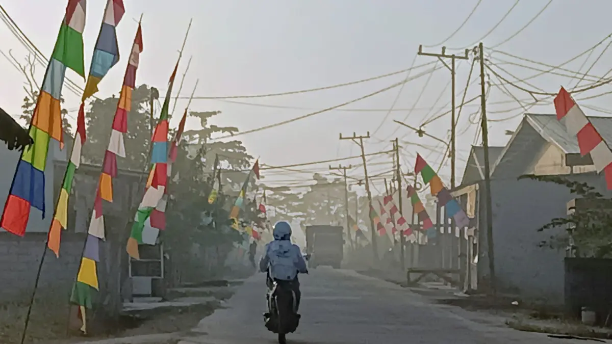 Kondisi jalanan di Jalan Bumi Ayu Sampit, saat pagi hari diselimuti asap memaksa warga untuk menggunakan masker, Senin (3/8/2026). (Usay Nor Rahmad/Radar Sampit)&nbsp;