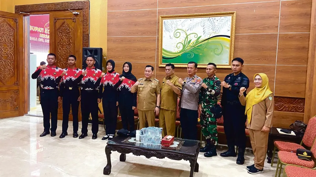 PASKIBRAKA: Lima Paskibraka Kotim yang akan bertugas di provinsi saat menghadap Bupati Kotim Halikinnor, Senin (3/8/2026). FOTO: KESBANGPOL KOTIM/RADAR SAMPIT 