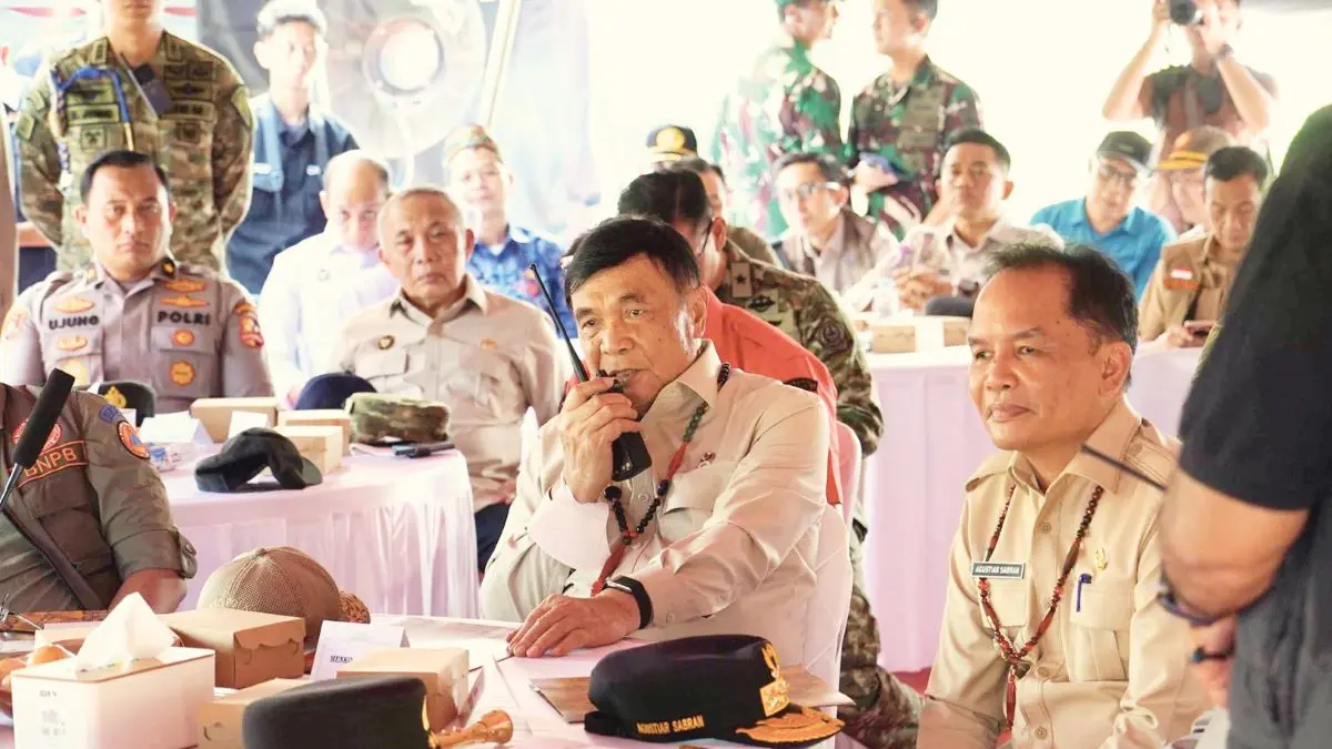 PEMANTAUAN: Menteri Koordinator Bidang Politik dan Keamanan (Menko Polkam) Djamari Chaniago bersama Gubernur Kalteng Agustiar Sabran pada kegiatan monitoring Karhutla. FOTO: MMC KALTENG/RADAR SAMPIT