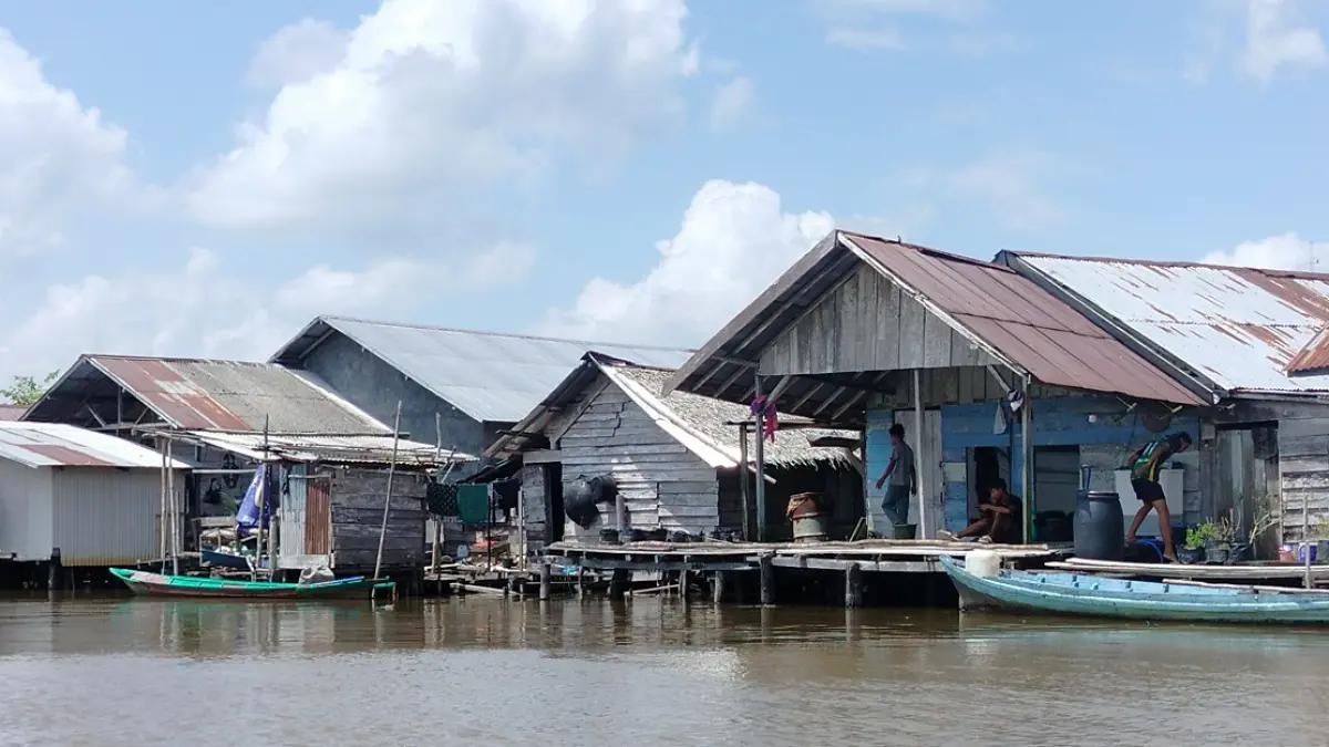 Pemukiman warga Desa Pulau Nibung yang sudah terkena intrusi air laut. (FAUZIANNUR/RADAR SAMPIT)