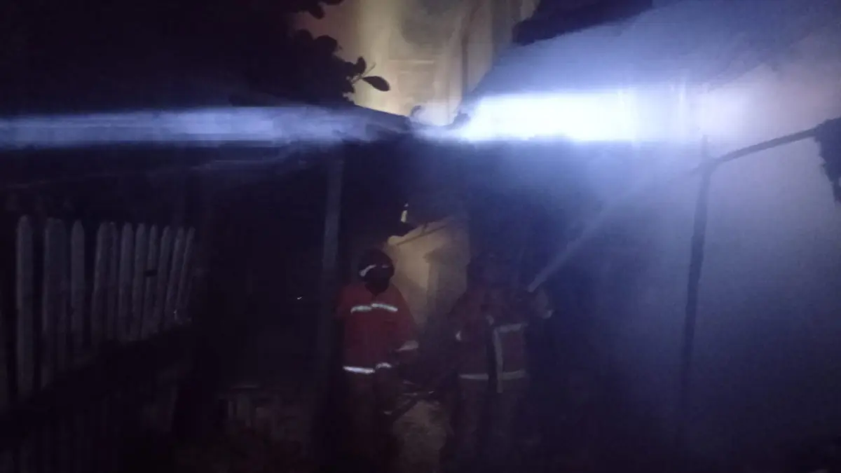 Petugas Disdamkarmat Kotim saat memadamkan api di salah satu kios di lorong Pos 1 PPM Sampit, Minggu malam (2/8/2026). (Disdamkarmat Kotim)&nbsp;